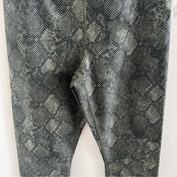 NWT Good American Eco Sheen Print 7/8 Active Legging Hunter Snake Size 3 - Picture 10 of 10